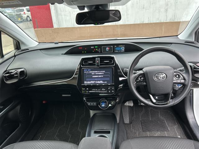 プリウス ＳセーフティプラスＩＩ　クリアランスソナー　レーンアシスト　オートクルーズコントロール　衝突被害軽減システム　全周囲カメラ　ナビ　ＴＶ　アルミホイール　オートマチックハイビーム　オートライト　ＬＥＤヘッドランプ　ＣＶＴ（2枚目）