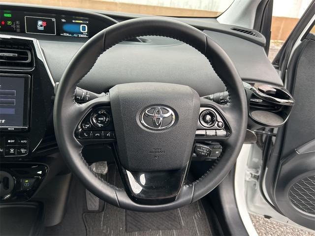 プリウス ＳセーフティプラスＩＩ　クリアランスソナー　レーンアシスト　オートクルーズコントロール　衝突被害軽減システム　全周囲カメラ　ナビ　ＴＶ　アルミホイール　オートマチックハイビーム　オートライト　ＬＥＤヘッドランプ　ＣＶＴ（3枚目）