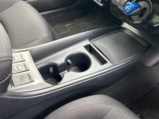 プリウス ＳセーフティプラスＩＩ　クリアランスソナー　レーンアシスト　オートクルーズコントロール　衝突被害軽減システム　全周囲カメラ　ナビ　ＴＶ　アルミホイール　オートマチックハイビーム　オートライト　ＬＥＤヘッドランプ　ＣＶＴ（8枚目）