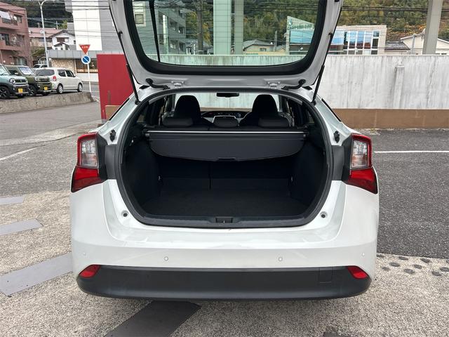 プリウス ＳセーフティプラスＩＩ　クリアランスソナー　レーンアシスト　オートクルーズコントロール　衝突被害軽減システム　全周囲カメラ　ナビ　ＴＶ　アルミホイール　オートマチックハイビーム　オートライト　ＬＥＤヘッドランプ　ＣＶＴ（19枚目）