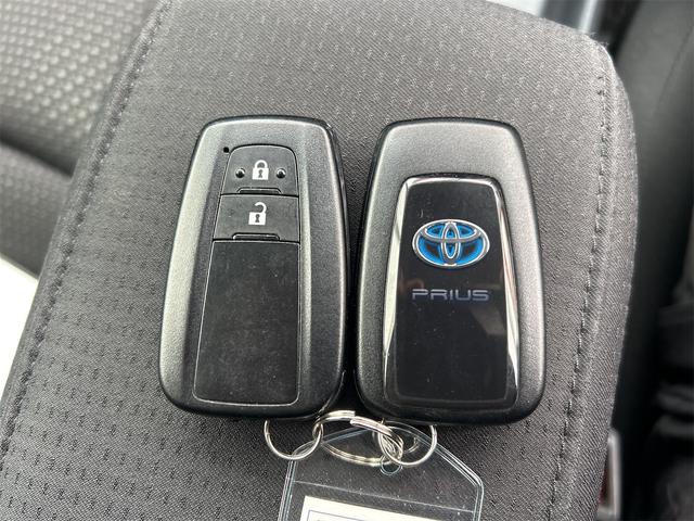 プリウス ＳセーフティプラスＩＩ　クリアランスソナー　レーンアシスト　オートクルーズコントロール　衝突被害軽減システム　全周囲カメラ　ナビ　ＴＶ　アルミホイール　オートマチックハイビーム　オートライト　ＬＥＤヘッドランプ　ＣＶＴ（60枚目）