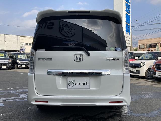 ステップワゴンスパーダ Ｚ　両側パワースライドドア　純正９インチナビ　フルセグ　ＤＶＤ再生バックカメラ　ＥＴＣ　前後ドライブレコーダー　ＨＩＤヘッドライト　フォグ　スマートキー　横滑防止　パドルシフト　プライバシーガラス（9枚目）