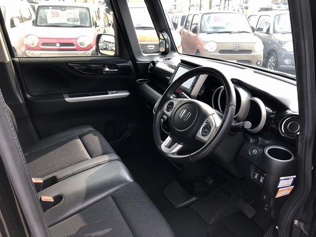 N-BOXカスタム G ターボSSパッケージ 衝突軽減 両側パワースライドドア 純正ナビ フルセグ DVD Bluetooth バックカメラ シートヒーター ビルトインETC 社外アルミ シートバックテーブル リアロールシェード マットバイザー(12枚目)