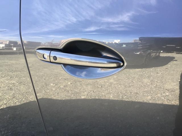 スマートキーを所持している状態でロックボタンを押すと、車両すべてのドアの解錠や施錠を行うことが出来ます。