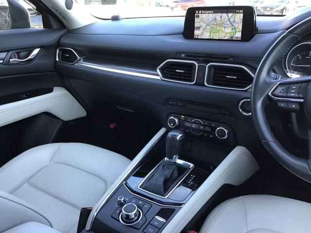 シンプルかつ機能的で扱いやすいインパネ周りです。