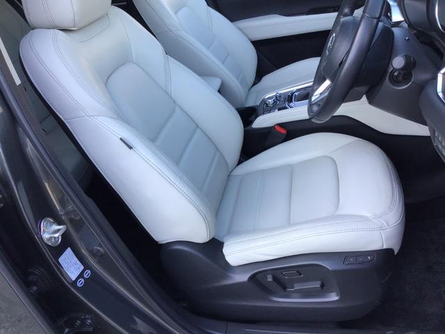 フロントシートは、ゆったり座れるサイズにしたうえ、シートバックと座面に振動吸収ウレタンを採用しました。