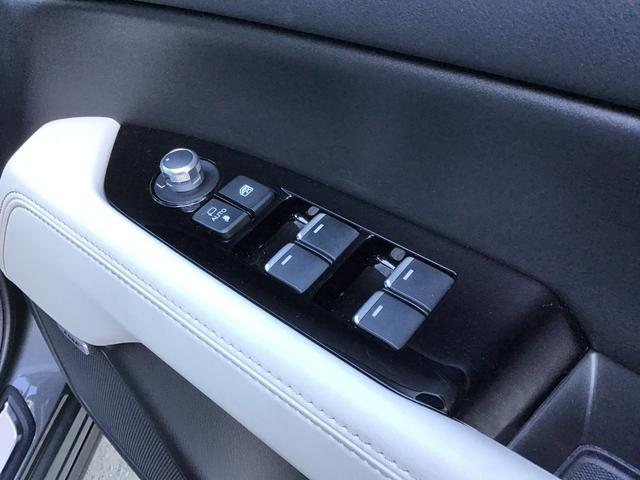 パワーウインド・電動格納付きドアミラースイッチは、ドアに集中☆