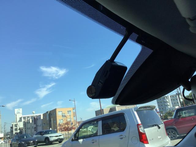 今話題のドライブレコーダーも付いています。