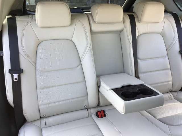 シート幅に余裕があり、立体的な形状の座面がカーブ時にもしっかり体を支え、またヘッドクリアランスも余裕があり、リヤガラスも広めで視界の高さも合わさり閉塞感がなく長時間ドライブでも快適に過ごせます。