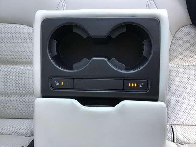 アームレストとドリンクホルダーリアシートヒーター付き☆