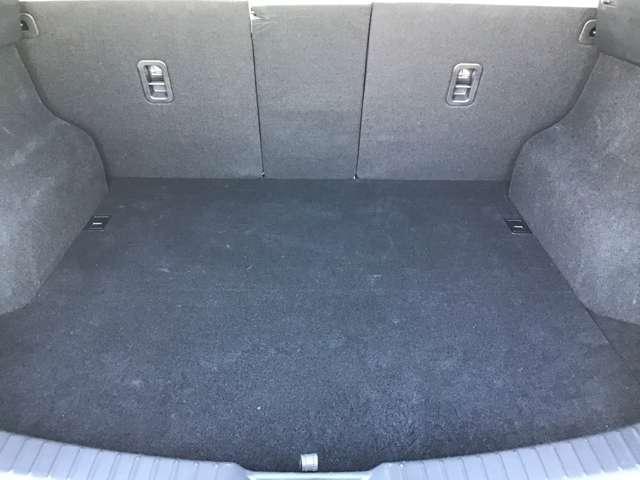 ラゲージルーム！後ろのシートは片方ずつ倒せます。乗る人や積む荷物に応じてアレンジが可能ですので多彩に使えてとても便利です。