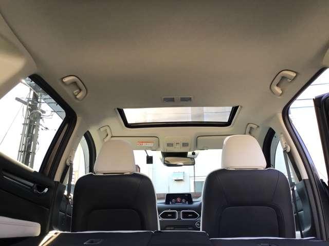 天井も綺麗です☆私は中古車を見るときに天井を良く見るようにしています☆ここが綺麗な車は車内が綺麗なことが多いです☆