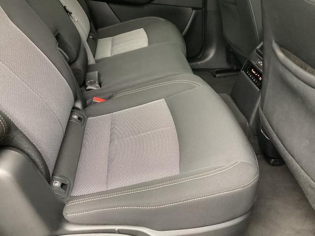 �V�[�g���ɗ]�T������A���̓I�Ȍ`��̍��ʂ��J�[�u���ɂ���������̂��x���A�܂��w�b�h�N���A�����X���]�T������A�����K���X���L�߂Ŏ��E�̍��������킳��Ǌ����Ȃ������ԃh���C�u�ł����K�ɉ߂����܂��B