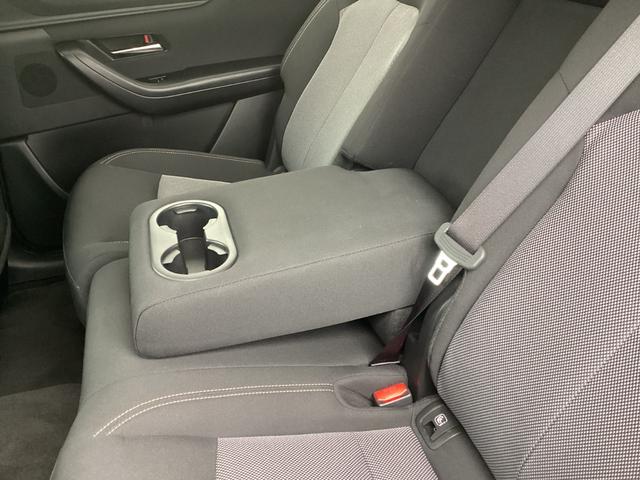 �V�[�g���ɗ]�T������A���̓I�Ȍ`��̍��ʂ��J�[�u���ɂ���������̂��x���A�܂��w�b�h�N���A�����X���]�T������A�����K���X���L�߂Ŏ��E�̍��������킳��Ǌ����Ȃ������ԃh���C�u�ł����K�ɉ߂����܂��B