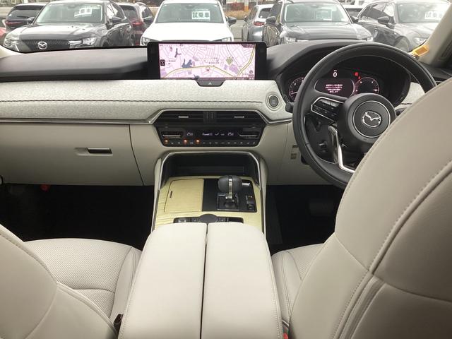 �����ړ��̏��Ȃ����ʃ]�[���ɑ��s����z�u�A���E��W���Ȃ��Z���^�[�f�B�X�v���C�̔z�u�A�Z���^�[�f�B�X�v���C�̑���̓R�}���_�[�R���g���[���ŉ\�B�^�]�ɏW���ł��K�v�ȏ��𓦂��Ȃ����C�A�E�g�ł��B