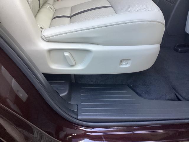 �V�[�g���ɗ]�T������A���̓I�Ȍ`��̍��ʂ��J�[�u���ɂ���������̂��x���A�܂��w�b�h�N���A�����X���]�T������A�����K���X���L�߂Ŏ��E�̍��������킳��Ǌ����Ȃ������ԃh���C�u�ł����K�ɉ߂����܂��B