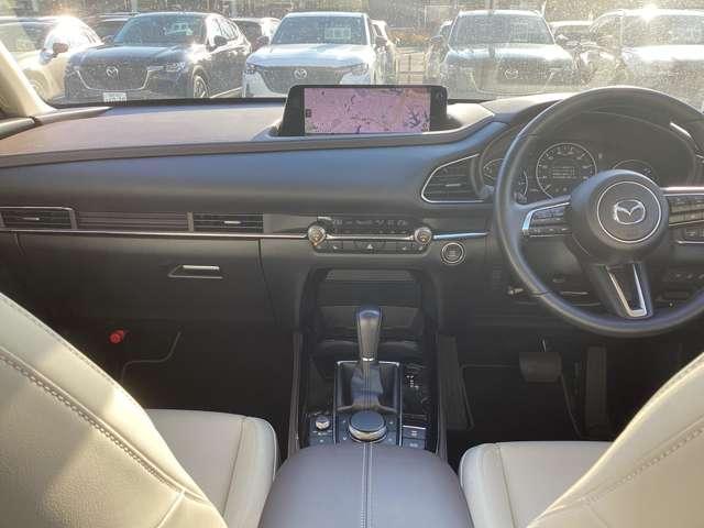 �����ړ��̏��Ȃ����ʃ]�[���ɑ��s����z�u�A���E��W���Ȃ��Z���^�[�f�B�X�v���C�̔z�u�A�Z���^�[�f�B�X�v���C�̑���̓R�}���_�[�R���g���[���ŉ\�B�^�]�ɏW���ł��K�v�ȏ��𓦂��Ȃ����C�A�E�g�ł��B