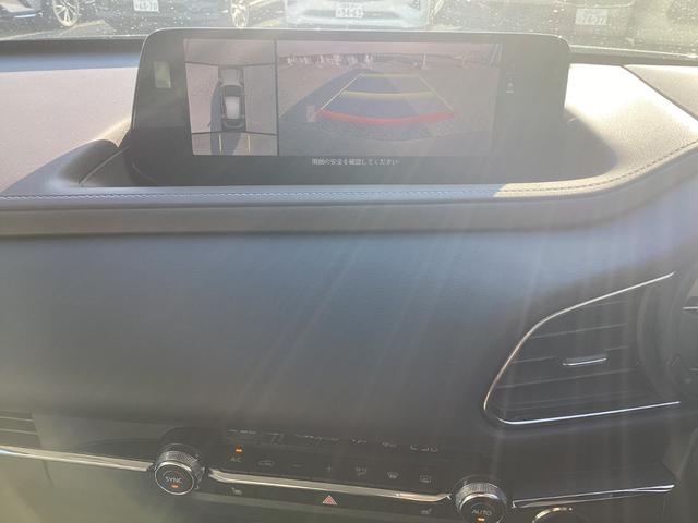 �R�U�O°�r���[���j�^�[�ł͂S�̃J�����őO�㍶�E�E���Չf���Ńh���C�o�[����͌����Ȃ��̈�̊댯�F�m���T�|�[�g�B�S���͂̎��p�����炵�A�������ԏ�╝�񂹁A�����H�i�����Ȃǂ̉^�]�̈��S�������߂܂�