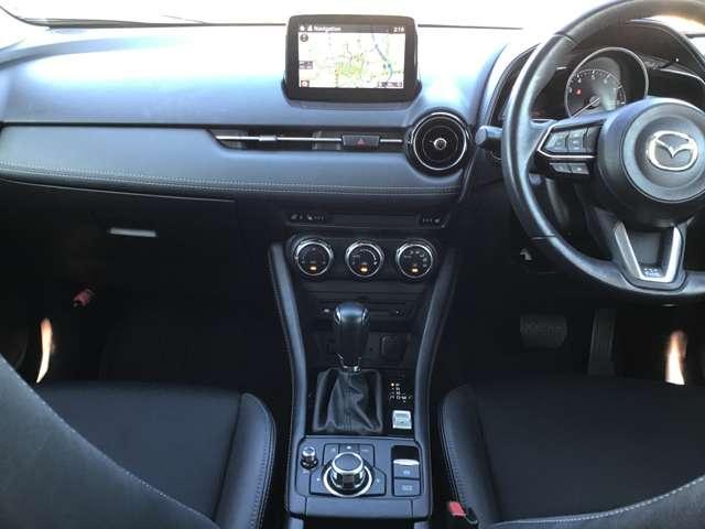 �����ړ��̏��Ȃ����ʃ]�[���ɑ��s����z�u�A���E��W���Ȃ��Z���^�[�f�B�X�v���C�̔z�u�A�Z���^�[�f�B�X�v���C�̑���̓R�}���_�[�R���g���[���ŉ\�B�^�]�ɏW���ł��K�v�ȏ��𓦂��Ȃ����C�A�E�g�ł��B