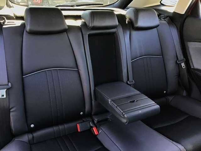 �V�[�g���ɗ]�T������A���̓I�Ȍ`��̍��ʂ��J�[�u���ɂ���������̂��x���A�܂��w�b�h�N���A�����X���]�T������A�����K���X���L�߂Ŏ��E�̍��������킳��Ǌ����Ȃ������ԃh���C�u�ł����K�ɉ߂����܂��B