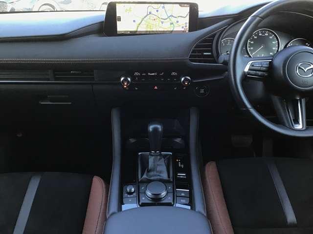 �����ړ��̏��Ȃ����ʃ]�[���ɑ��s����z�u�A���E��W���Ȃ��Z���^�[�f�B�X�v���C�̔z�u�A�Z���^�[�f�B�X�v���C�̑���̓R�}���_�[�R���g���[���ŉ\�B�^�]�ɏW���ł��K�v�ȏ��𓦂��Ȃ����C�A�E�g�ł��B