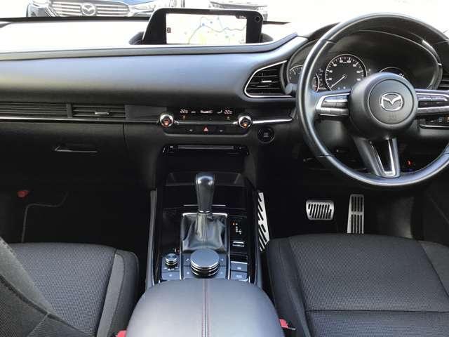 �����ړ��̏��Ȃ����ʃ]�[���ɑ��s����z�u�A���E��W���Ȃ��Z���^�[�f�B�X�v���C�̔z�u�A�Z���^�[�f�B�X�v���C�̑���̓R�}���_�[�R���g���[���ŉ\�B�^�]�ɏW���ł��K�v�ȏ��𓦂��Ȃ����C�A�E�g�ł��B