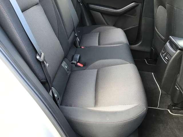 �V�[�g���ɗ]�T������A���̓I�Ȍ`��̍��ʂ��J�[�u���ɂ���������̂��x���A�܂��w�b�h�N���A�����X���]�T������A�����K���X���L�߂Ŏ��E�̍��������킳��Ǌ����Ȃ������ԃh���C�u�ł����K�ɉ߂����܂��B