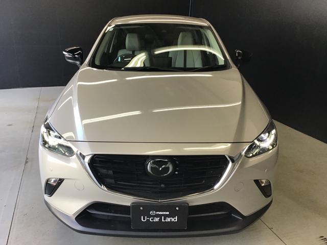 �L�т₩�Ȕ������ƁA�r�t�u�炵���͋�����\���B��_�Ƀu���b�N�A�E�g�����{�f�B������A�d���ɂ��Ĕ��͂̂���L���ȑ��`�ȂǁA���̈ڂ낢�ň�u���ƂɈႤ�\���������A�z�Ƃ����f�U�C���Ɏd�グ�܂����B