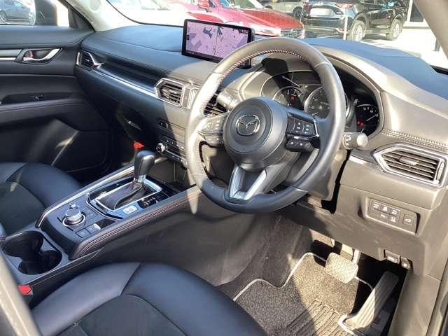 �h���C�o�[���S�ɗ]�T�������ĉ^�]�ɏW���ł��邱�ƁA����Ȃ��Ȃ������������ƑO�����ʂ����Ԃ̋N�_�ƂȂ�A�S�������S���ăh���C�u���y���߂邱�Ƃ����b�g�[�ɃV���v���ȃ��C�A�E�g�ƂȂ��Ă��܂��B