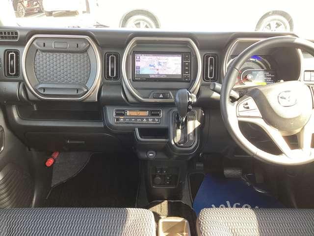 �����ړ��̏��Ȃ����ʃ]�[���ɑ��s����z�u�A���E��W���Ȃ��Z���^�[�f�B�X�v���C�̔z�u�A�Z���^�[�f�B�X�v���C�̑���̓R�}���_�[�R���g���[���ŉ\�B�^�]�ɏW���ł��K�v�ȏ��𓦂��Ȃ����C�A�E�g�ł��B