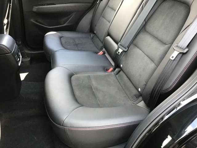 �V�[�g���ɗ]�T������A���̓I�Ȍ`��̍��ʂ��J�[�u���ɂ���������̂��x���A�܂��w�b�h�N���A�����X���]�T������A�����K���X���L�߂Ŏ��E�̍��������킳��Ǌ����Ȃ������ԃh���C�u�ł����K�ɉ߂����܂��B