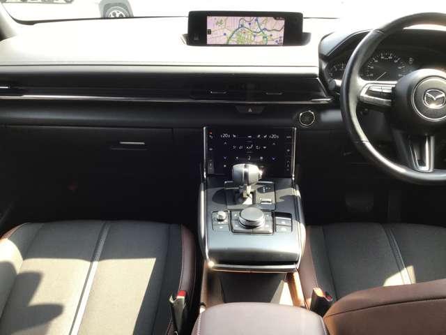 �����ړ��̏��Ȃ����ʃ]�[���ɑ��s����z�u�A���E��W���Ȃ��Z���^�[�f�B�X�v���C�̔z�u�A�Z���^�[�f�B�X�v���C�̑���̓R�}���_�[�R���g���[���ŉ\�B�^�]�ɏW���ł��K�v�ȏ��𓦂��Ȃ����C�A�E�g�ł��B