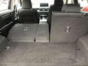 リアシートは片方ずつ倒せます。乗車員数や積む荷物に応じてアレンジが可能ですので多彩に使えてとても便利です。