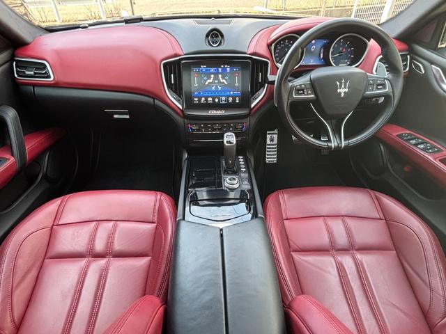 ギブリ グランスポーツ　後期型　サンルーフ　赤革シート　ＯＰ２１ＡＷ（チターノ）　ＡＣＣ　Ｈａｒｍａｎ／Ｋａｒｄｏｎサウンド　イージークローザー　レーンキーピング　全方位カメラ　電動リアゲート　フルセグＴＶ　２．０ＥＴＣ（17枚目）