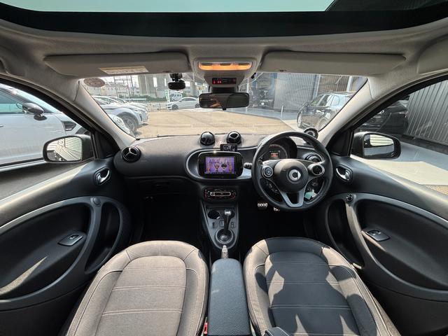 スマートフォーフォー ＢＲＡＢＵＳ　スポーツ　１オナ　社外２ＤＩＮナビ　フルセグＴＶ　バックカメラ　黒革シート　ガラスルーフ　純正ブラバスアルミ　前席シートヒーター　Ｂｌｕ－ｒａｙ　車線逸脱警告　衝突警告　ＥＴＣ　ドラレコ　クルーズコントロール（12枚目）