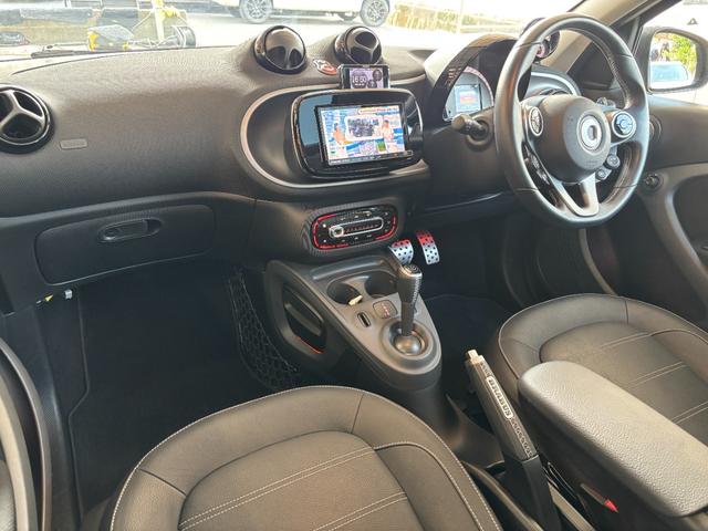 スマートフォーフォー ＢＲＡＢＵＳ　スポーツ　１オナ　社外２ＤＩＮナビ　フルセグＴＶ　バックカメラ　黒革シート　ガラスルーフ　純正ブラバスアルミ　前席シートヒーター　Ｂｌｕ－ｒａｙ　車線逸脱警告　衝突警告　ＥＴＣ　ドラレコ　クルーズコントロール（19枚目）