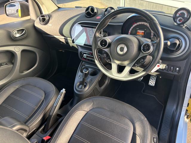 スマートフォーツーカブリオ ＢＲＡＢＵＳ　スポーツ　社外９インチナビ　黒革シート　シートヒーター　ＴＶ　Ｂカメラ　ＣＤ・ＤＶＤ・Ｂｌｕｅｔｏｏｔｈ　衝突軽減ブレーキ　レーンキープ　障害物センサ　純正１６インチＡＷ　パドルシフト　クルコン　全方位ドラレコ（12枚目）