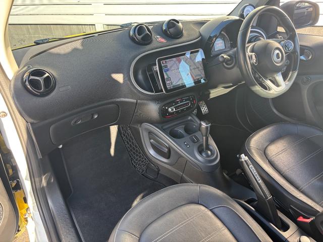 スマートフォーツーカブリオ ＢＲＡＢＵＳ　スポーツ　社外９インチナビ　黒革シート　シートヒーター　ＴＶ　Ｂカメラ　ＣＤ・ＤＶＤ・Ｂｌｕｅｔｏｏｔｈ　衝突軽減ブレーキ　レーンキープ　障害物センサ　純正１６インチＡＷ　パドルシフト　クルコン　全方位ドラレコ（16枚目）