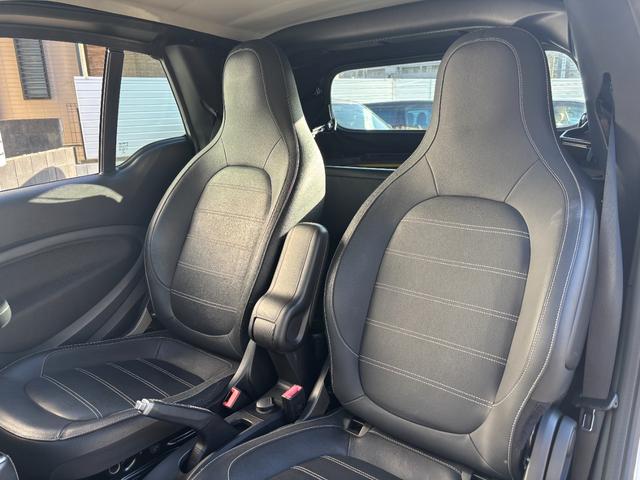 スマートフォーツーカブリオ ＢＲＡＢＵＳ　スポーツ　社外９インチナビ　黒革シート　シートヒーター　ＴＶ　Ｂカメラ　ＣＤ・ＤＶＤ・Ｂｌｕｅｔｏｏｔｈ　衝突軽減ブレーキ　レーンキープ　障害物センサ　純正１６インチＡＷ　パドルシフト　クルコン　全方位ドラレコ（17枚目）