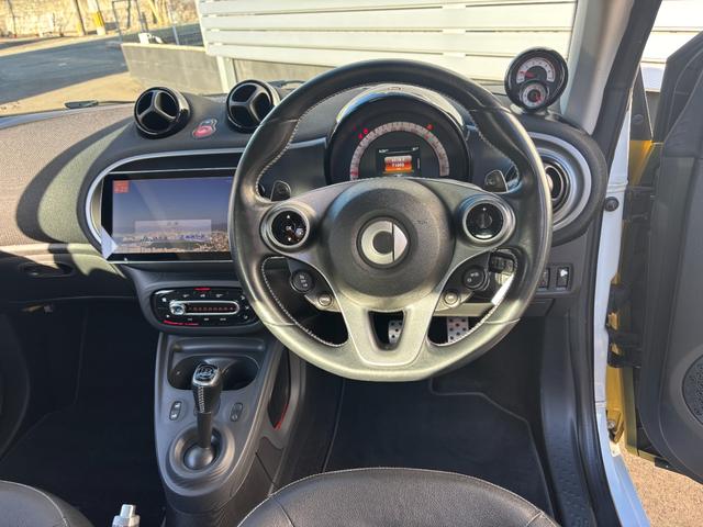 スマートフォーツーカブリオ ＢＲＡＢＵＳ　スポーツ　社外９インチナビ　黒革シート　シートヒーター　ＴＶ　Ｂカメラ　ＣＤ・ＤＶＤ・Ｂｌｕｅｔｏｏｔｈ　衝突軽減ブレーキ　レーンキープ　障害物センサ　純正１６インチＡＷ　パドルシフト　クルコン　全方位ドラレコ（27枚目）