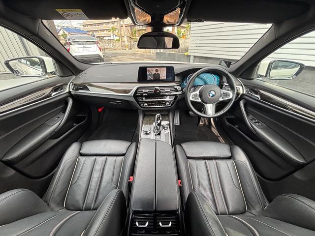 ５シリーズ ５２３ｄ　Ｍスポーツ　ハイラインパッケージ　１年保証付　黒革　ヘッドアップディスプレイ　全席シートヒーター　Ｍ５ルックリアバンパー　フロントスポイラー　ドライビングアシストプラス　全方位カメラ　ＡＣＣ　ＬＤＷ　ＬＣＷ　クロストラフィック　ＥＴＣ（3枚目）