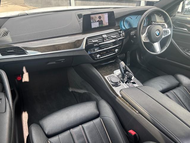 ５シリーズ ５２３ｄ　Ｍスポーツ　ハイラインパッケージ　１年保証付　黒革　ヘッドアップディスプレイ　全席シートヒーター　Ｍ５ルックリアバンパー　フロントスポイラー　ドライビングアシストプラス　全方位カメラ　ＡＣＣ　ＬＤＷ　ＬＣＷ　クロストラフィック　ＥＴＣ（23枚目）