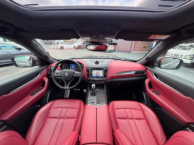 レヴァンテ Ｓグランスポーツ　左ハンドル　パノラマサンルーフ　赤革　カーボントリム　ハーマンカードン　ＡＣＣ　ＯＰ２１ＡＷ（ヘリオス）　全席シートヒーター　Ｒドア拡張キーレス　トランクキックセンサー　全方位カメラ　イージーエントリ（3枚目）