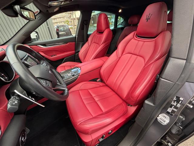 レヴァンテ Ｓグランスポーツ　左ハンドル　パノラマサンルーフ　赤革　カーボントリム　ハーマンカードン　ＡＣＣ　ＯＰ２１ＡＷ（ヘリオス）　全席シートヒーター　Ｒドア拡張キーレス　トランクキックセンサー　全方位カメラ　イージーエントリ（4枚目）