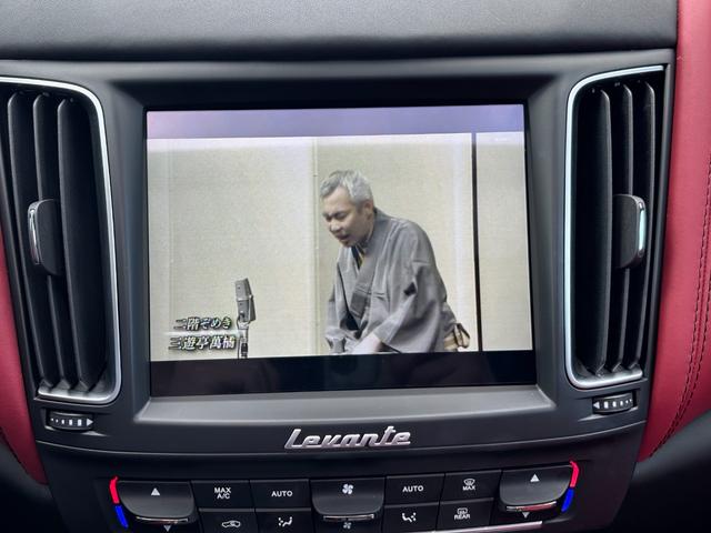 レヴァンテ Ｓグランスポーツ　左ハンドル　パノラマサンルーフ　赤革　カーボントリム　ハーマンカードン　ＡＣＣ　ＯＰ２１ＡＷ（ヘリオス）　全席シートヒーター　Ｒドア拡張キーレス　トランクキックセンサー　全方位カメラ　イージーエントリ（7枚目）