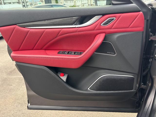 レヴァンテ Ｓグランスポーツ　左ハンドル　パノラマサンルーフ　赤革　カーボントリム　ハーマンカードン　ＡＣＣ　ＯＰ２１ＡＷ（ヘリオス）　全席シートヒーター　Ｒドア拡張キーレス　トランクキックセンサー　全方位カメラ　イージーエントリ（10枚目）