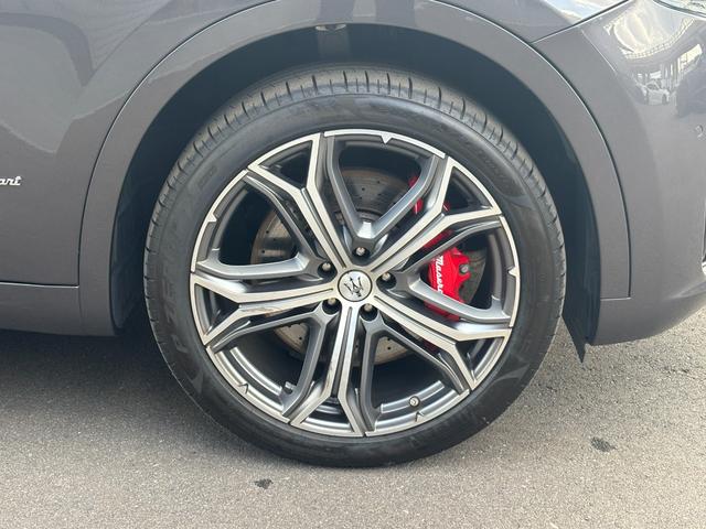 レヴァンテ Ｓグランスポーツ　左ハンドル　パノラマサンルーフ　赤革　カーボントリム　ハーマンカードン　ＡＣＣ　ＯＰ２１ＡＷ（ヘリオス）　全席シートヒーター　Ｒドア拡張キーレス　トランクキックセンサー　全方位カメラ　イージーエントリ（21枚目）