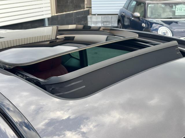 レヴァンテ Ｓグランスポーツ　左ハンドル　パノラマサンルーフ　赤革　カーボントリム　ハーマンカードン　ＡＣＣ　ＯＰ２１ＡＷ（ヘリオス）　全席シートヒーター　Ｒドア拡張キーレス　トランクキックセンサー　全方位カメラ　イージーエントリ（25枚目）