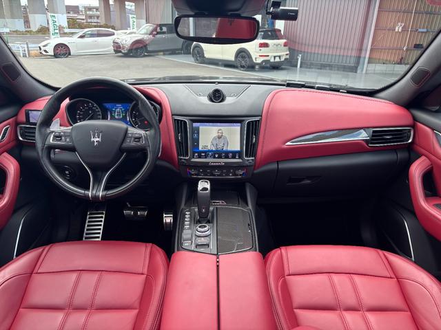 レヴァンテ Ｓグランスポーツ　左ハンドル　パノラマサンルーフ　赤革　カーボントリム　ハーマンカードン　ＡＣＣ　ＯＰ２１ＡＷ（ヘリオス）　全席シートヒーター　Ｒドア拡張キーレス　トランクキックセンサー　全方位カメラ　イージーエントリ（27枚目）