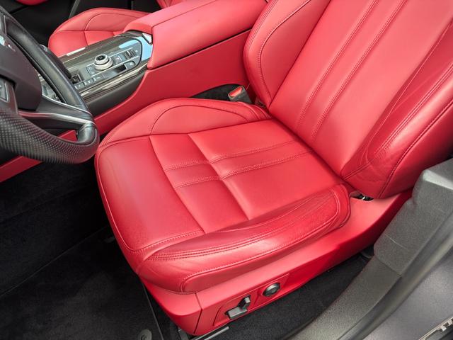 レヴァンテ Ｓグランスポーツ　左ハンドル　パノラマサンルーフ　赤革　カーボントリム　ハーマンカードン　ＡＣＣ　ＯＰ２１ＡＷ（ヘリオス）　全席シートヒーター　Ｒドア拡張キーレス　トランクキックセンサー　全方位カメラ　イージーエントリ（31枚目）